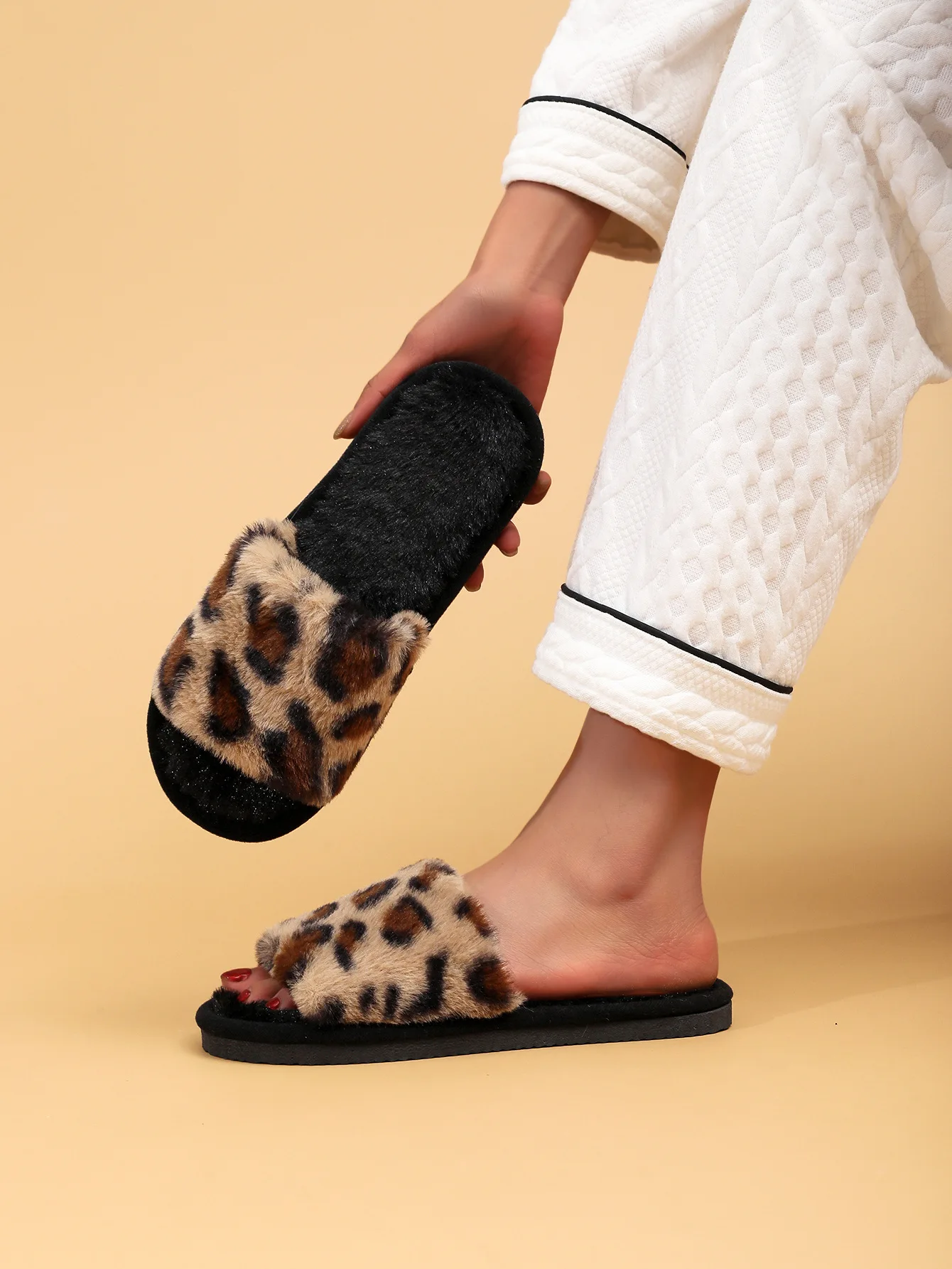 Vintage-Leopard-Hausschuhe aus Plüsch für Damen, rutschfest, strapazierfähig, Fell-Hausschuhe, gemütliche, weiche, flauschige Wohnzimmerschuhe. – Detail 8