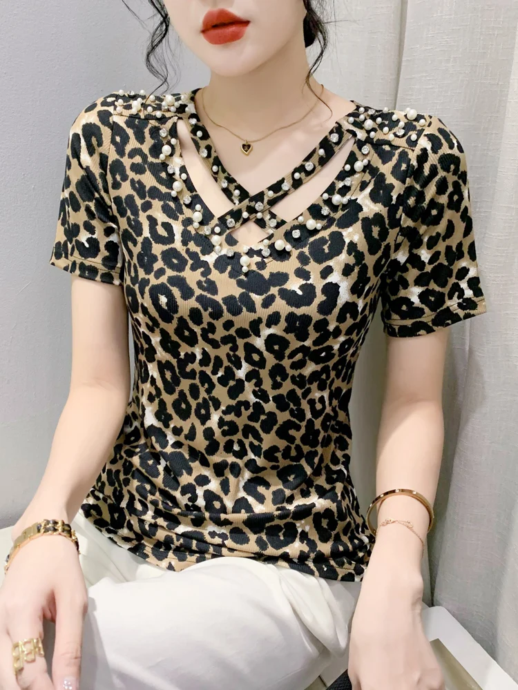 Fashionable V-Neck Leopard Print Short Sleeve T-Shirt Women's Slim Fit Base Shirt Trendy Commute Style Korean Version Printed