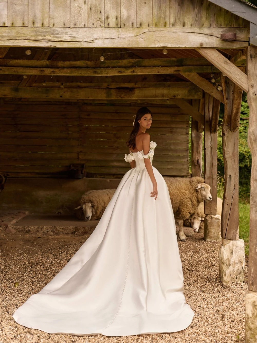 요정 꽃무늬 오프숄더 웨딩드레스, 허리가 잘록한 공주 신부 드레스, 흐르는 트레인이 있는 우아한 새틴 맞춤형 웨딩드레스