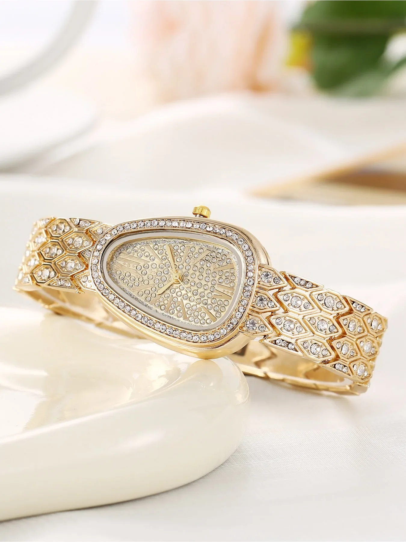 1-piece exquisite and versatile women's watch set, fashionable quartz watch, casual steel strip watch, women's watch