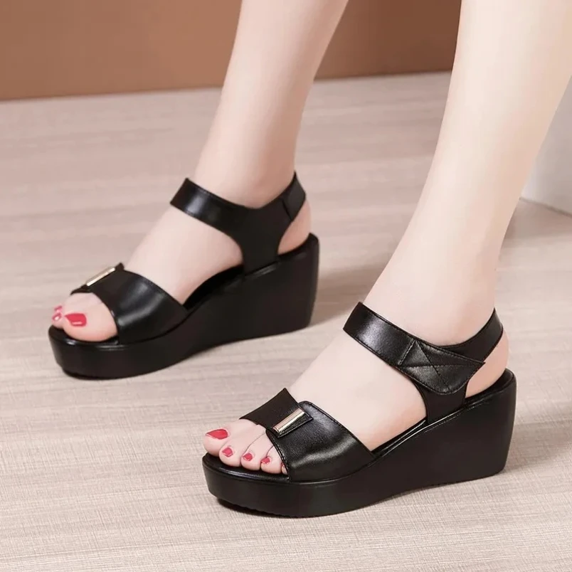 2025 حجم صغير 32-43 مريح ميد الكعوب أحذية من الجلد الناعم الصيف منصة مكتنزة عادية أسافين الصنادل لمكتب الشاطئ أمي