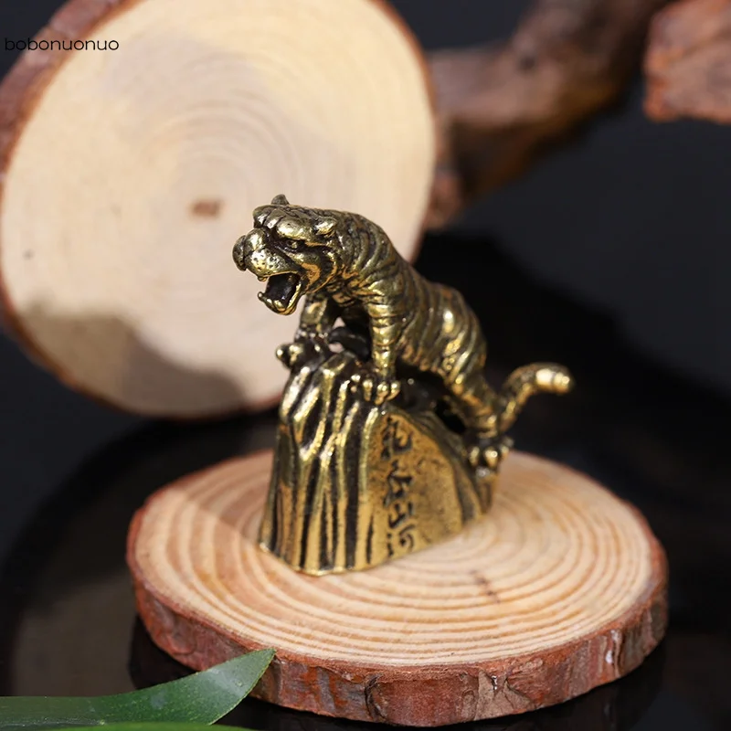 Antique Bronze Tiger Climbing Mountain Statue Zodiac Animal Desktop Ornament Pure Copper Miniature Figurines Tea Pet Home Decors