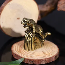 Antique Bronze Tiger Climbing Mountain Statue Zodiac Animal Desktop Ornament Pure Copper Miniature Figurines Tea Pet Home Decors