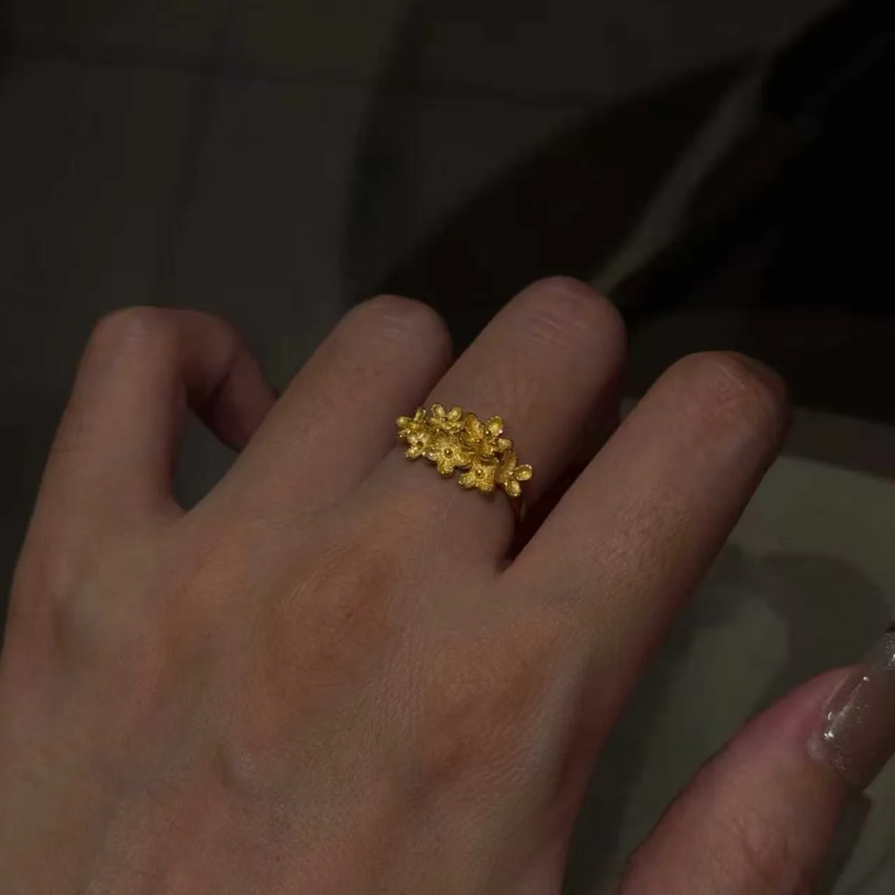 9999 gold retro vintage style heavy-duty chrysanthemum flower ring for women, with a light and elegant feminine touch