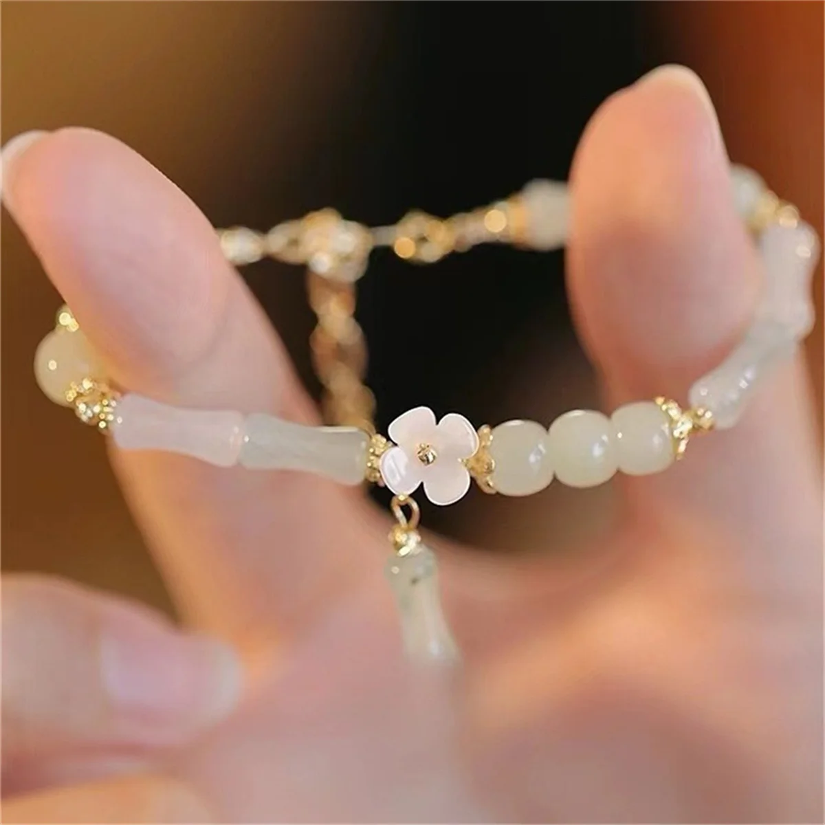 Bracciale fortunato con piccole perle verdi in giada Hetian imitazione per le donne Squisito braccialetto con fiori di bambù cinese con perle d'imitazione