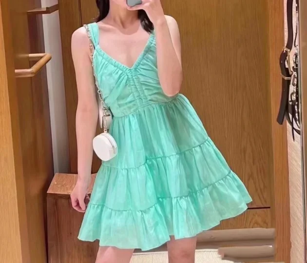 

Женское мини-платье с открытой спиной и высокой талией