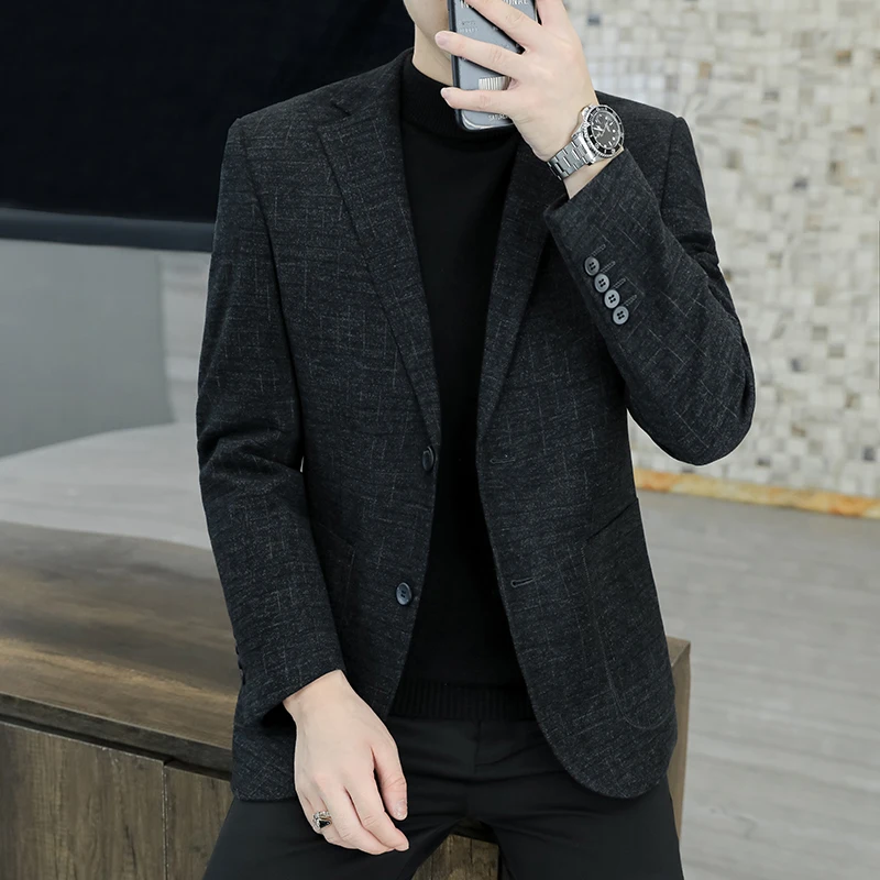 

For the 2025 autumn/winter collection, a new men's suit with oversized woolen fabric, a two-button, large-sized single-breasted