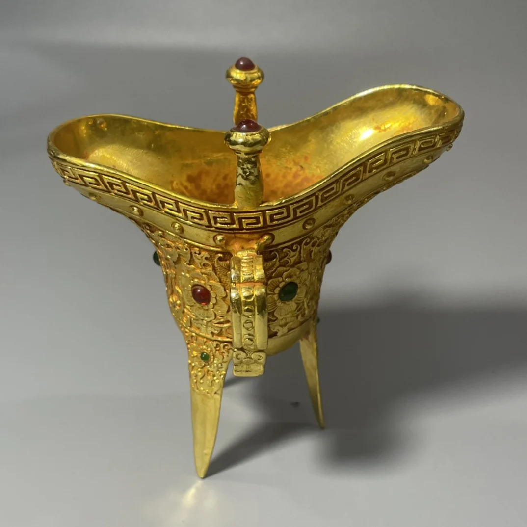 The Exquisite Workmanship of The Gold-plated Gemstone Three Legged Cup is a Beautiful Home Craft With a Beautiful Appearance