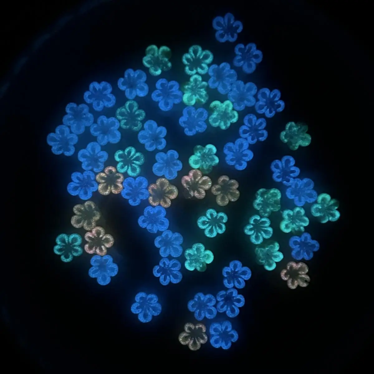 60 uds. De dijes para uñas de flores suaves de cinco pétalos, flores luminosas coloridas 3D, decoraciones artísticas para uñas DIY, suministros para uñas