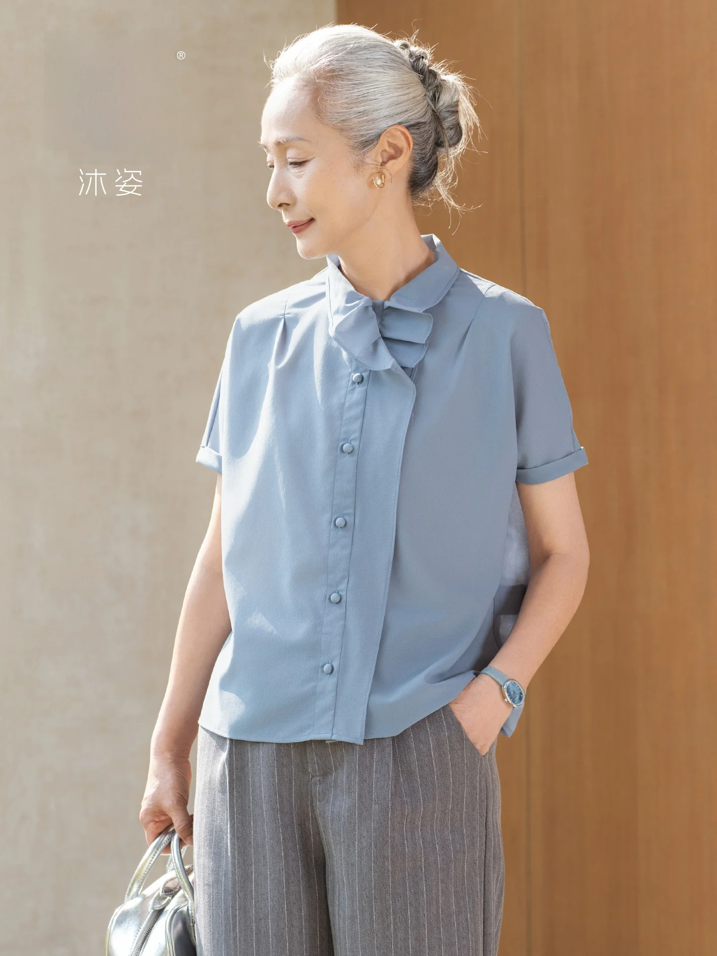 

Muzhi Mist Blue Lotus Short Sleeve T-Shirt Mid-aged Women's Loose Fit Breathable Lightweight Polyester Fiber Shirt