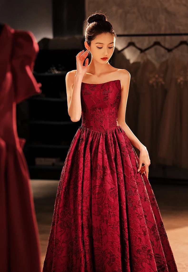 

2022 Temperament Burgundy A-Line Long Prom Dresses Strapless Applique Satin Sleeveless Lady Host Celebrity Long Evening Gown New