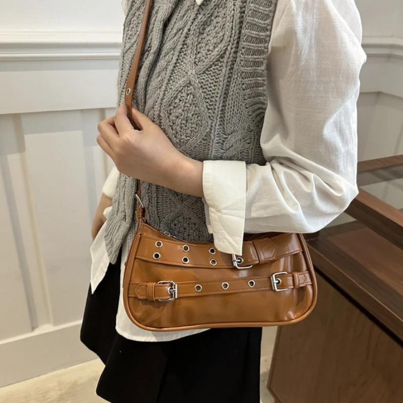Schicke Y2K Damen-Unterarmtasche mit doppelter Gürtelschnalle, verstellbarem Riemen, trendige, punk-inspirierte Handtasche, für lässige Schultertasche. – Detail 5