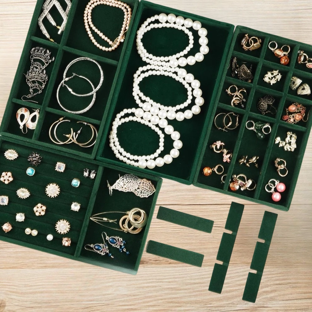 

Набор из 8 роскошных бархатных шкатулок для хранения украшений с регулируемыми разделителями - подходит для хранения серег, колец, браслетов и ожерелий.