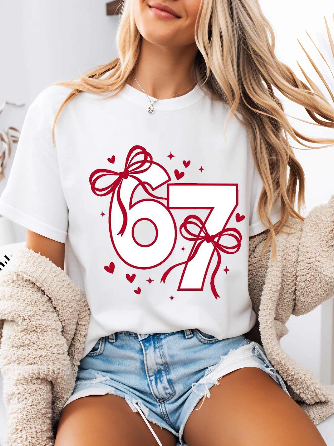 빨간 리본과 하트 프린트가 있는 번호 67 크리스마스 티셔츠 여성 캐주얼 홀리데이 의상 화이트 플러스 사이즈