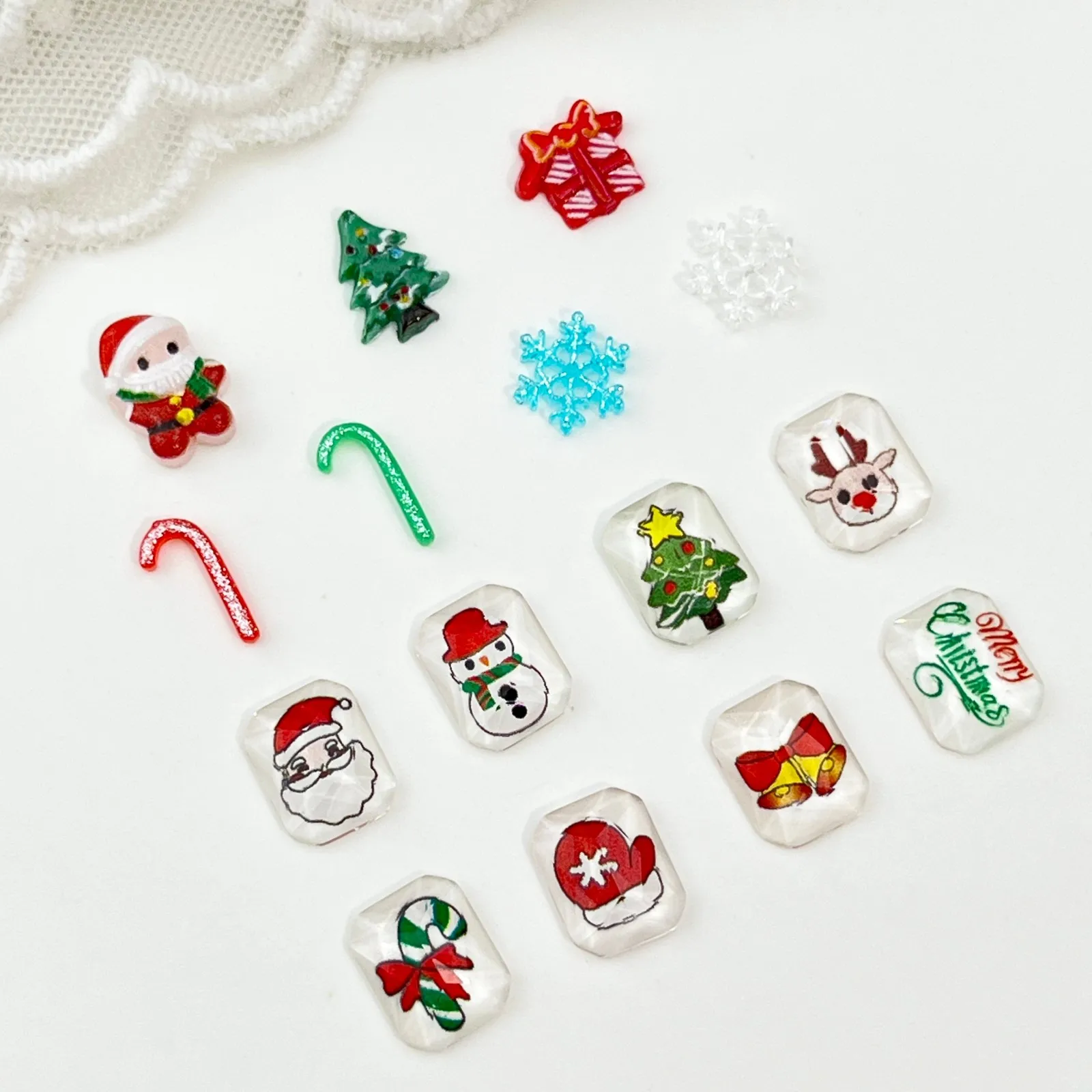 100 Stück/Packung Weihnachtsmann-Nagelanhänger – 3D-Schneeflocken-Nagelkunst aus Kunstharz, festliche Nageldekoration zum Aufdrücken für Urlaubsmaniküre