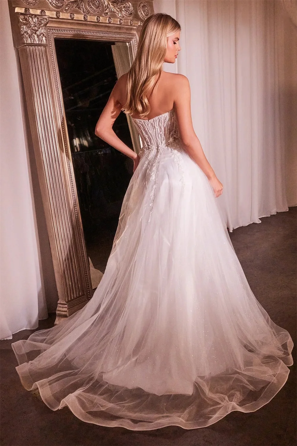 Abiti da sposa con spacco alto lato bianco personalizzato Tokyo Abiti da sposa in tulle senza maniche senza spalline Abiti da sposa a trapezio con cerniera posteriore