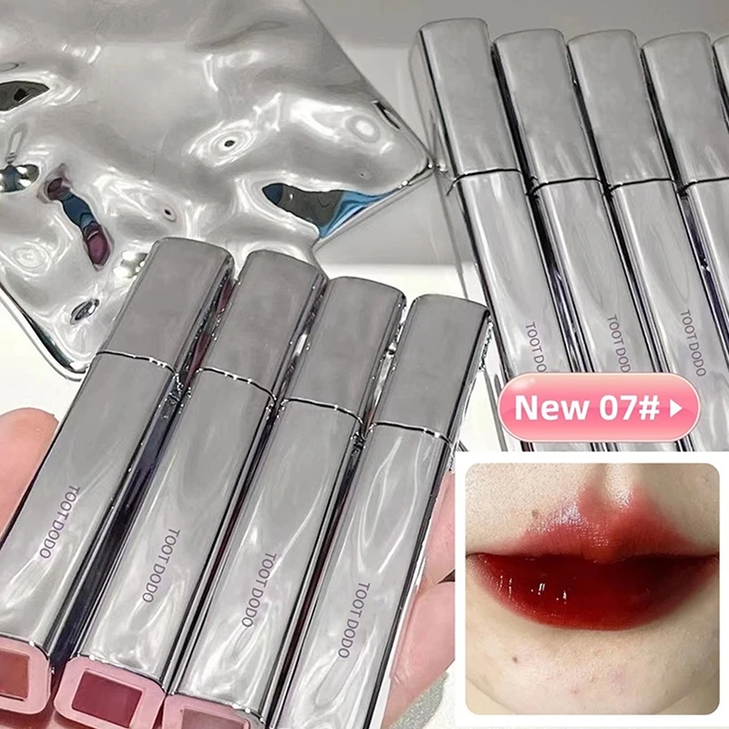 Der Floral Center Mirror Lipgloss ist hell und nicht fettig, feuchtigkeitsspendend und farbige Anzeige. Die Lippen sind wässrig