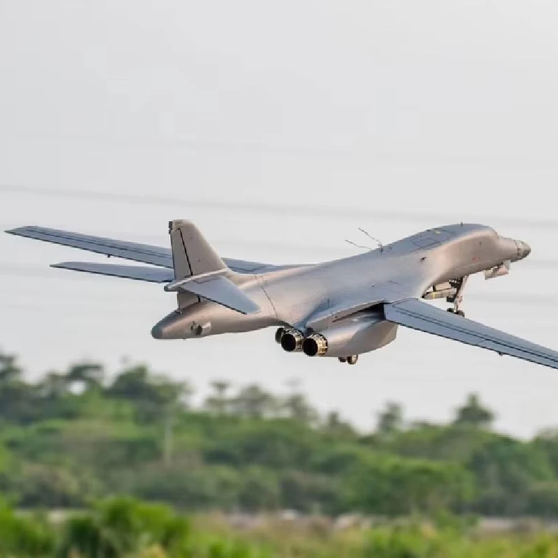 XFly Swift รุ่นคู่ 70 มม.ช่อง B1B ปืนทหารม้า Supersonic Strategic Bomber จําลองเครื่องบินบินรุ่น