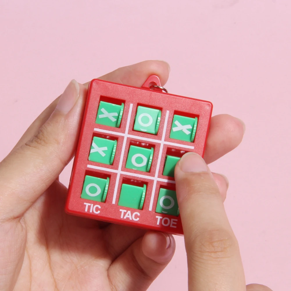 1pcs มินิการ์ตูนที่มีสีสัน XO Tic Tac Toe พวงกุญแจเด็กปริศนาเกมของเล่นสร้างสรรค์หมากรุกพลาสติกสามชิ้นหมากรุกของเล่น