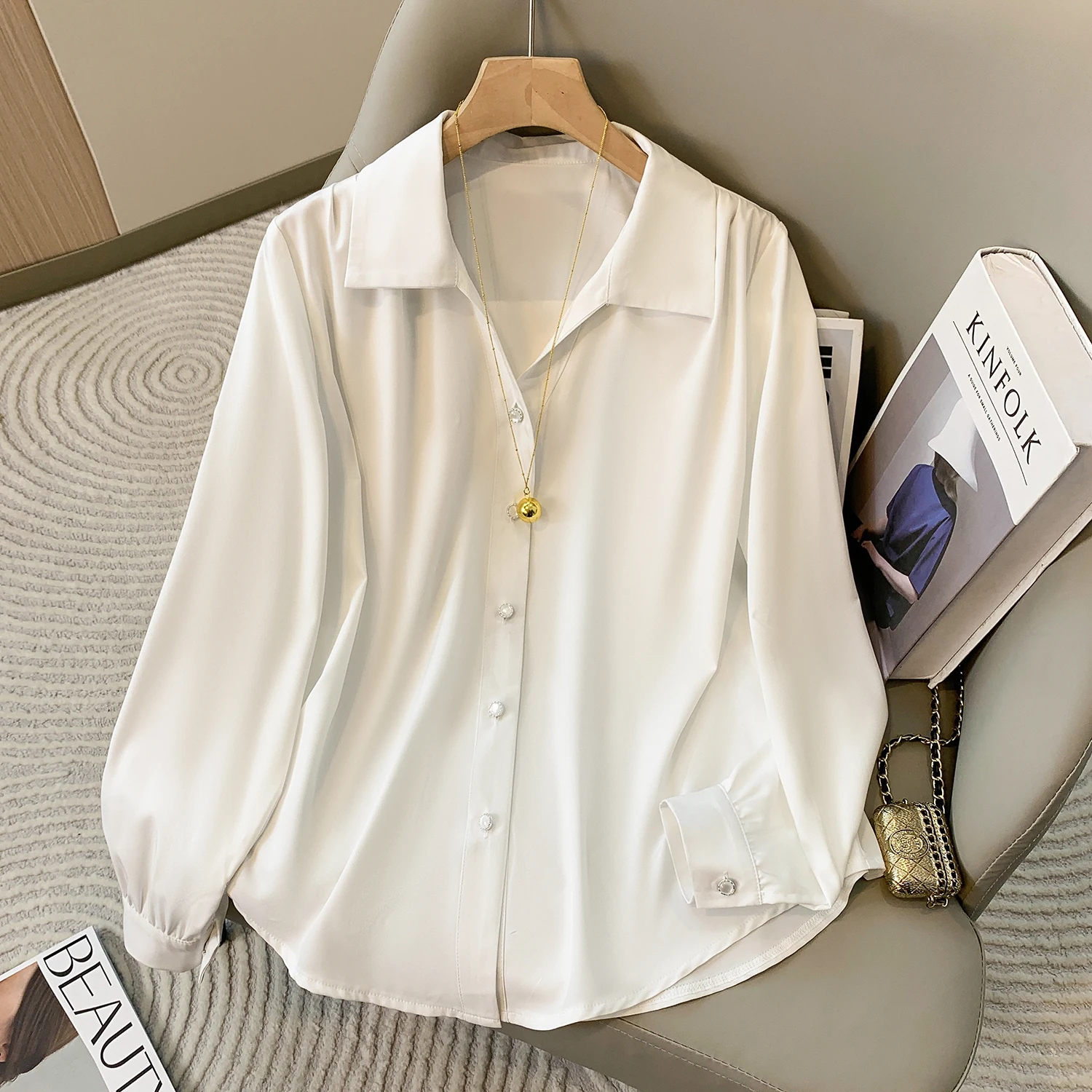 

Белая рубашка-поло премиум-класса во французском стиле с длинными рукавами и воротником-поло для женщин, большие размеры, весна-осень, модная блузка базового слоя