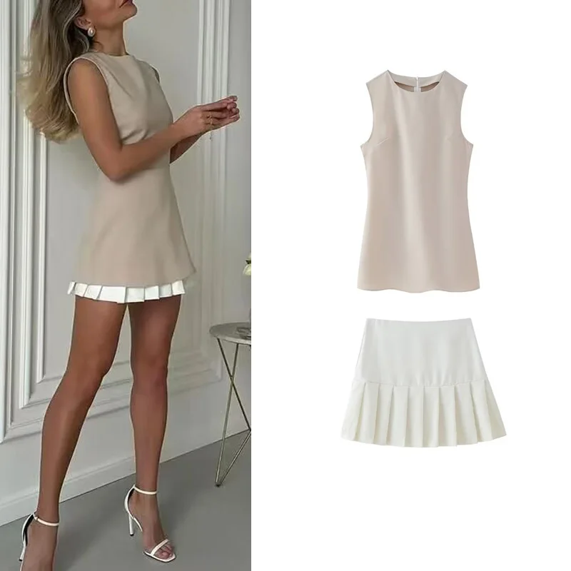 

Комплект из двух предметов: юбка миди А-силуэта с завышенной талией и топ с круглым вырезом. Новинка осенней коллекции.