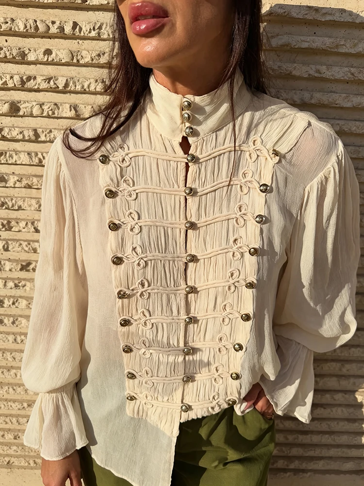 Trendige beige Bluse aus Crinkle-Stoff für Damen, locker geschnitten, mit Stehkragen, doppelten Metallknöpfen, Laternenärmeln, geeignet für Herbst, Dating und Pendeln. – Detail 8