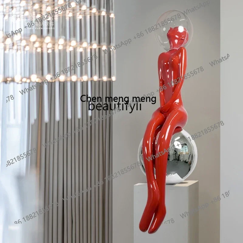 cc182R 大型の床から天井までの抽象的な人物彫刻の装飾品、リビングルームのソファの横、ニッチな高級装飾品の隣