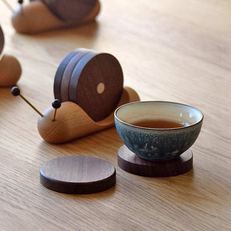 

Creative Snail Shape Design Solid Wood Coaster Cute Magnet Adsorption Coasters 4Pcs Round Teacup Mat Home Decor Ornaments Gifts