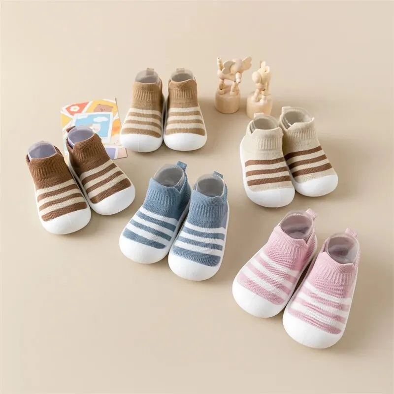 Scarpe da interno per bambini primaverili ed estive in stile coreano scarpe da bambino antiscivolo resistenti all\'usura scarpe da bambino per bambini