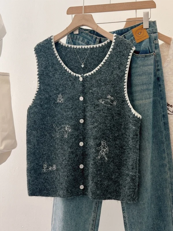 Short Knitted Vest Women's Layering Spring Autumn Large Size Fat MM Design Sense Cartoon Embroidery Top Casual Outerwear