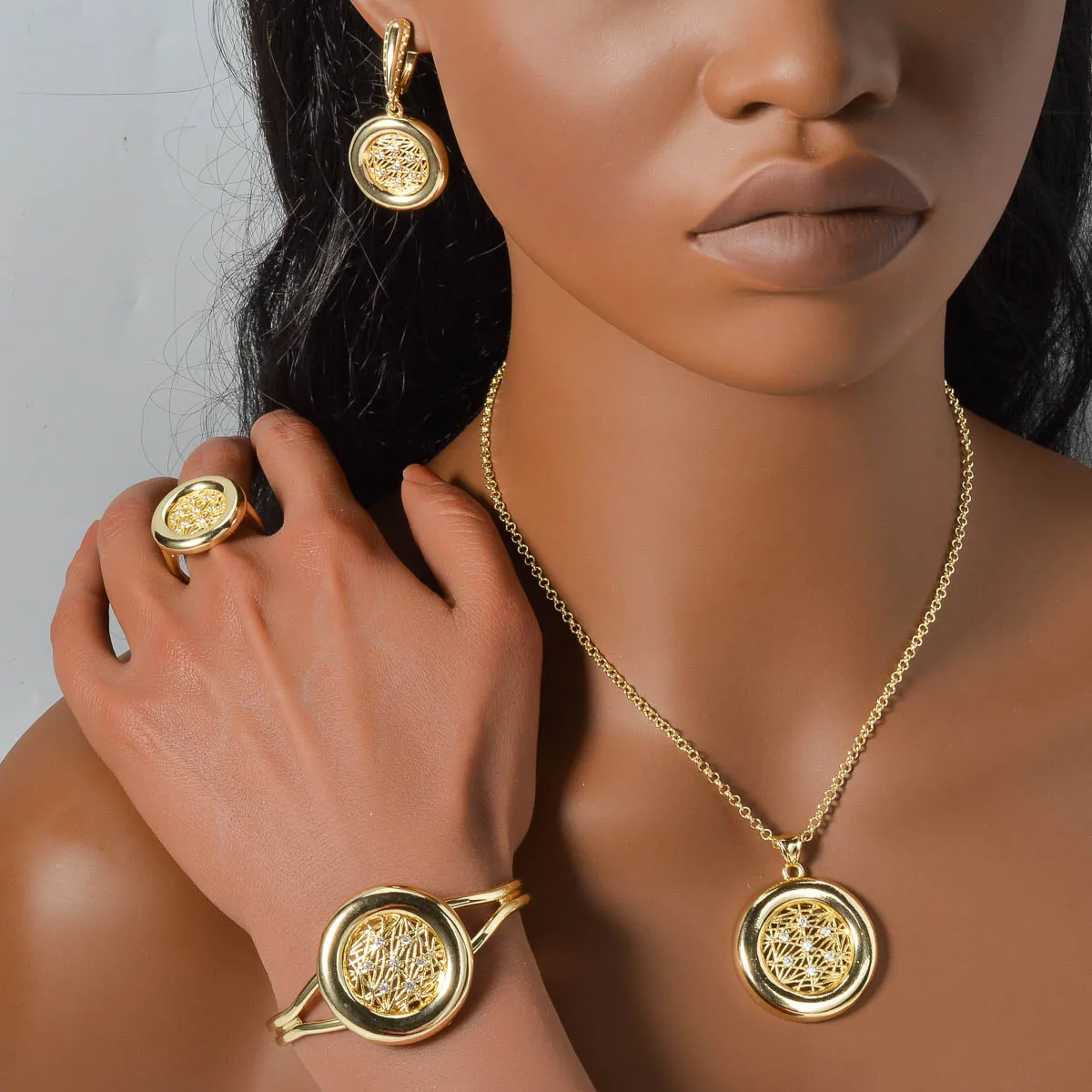 

Fashionable Women's Jewelry Set Circular Hollow Geometric Mesh Pendants Four Pieces Jewelry Suitable Banquets Parties Gifts