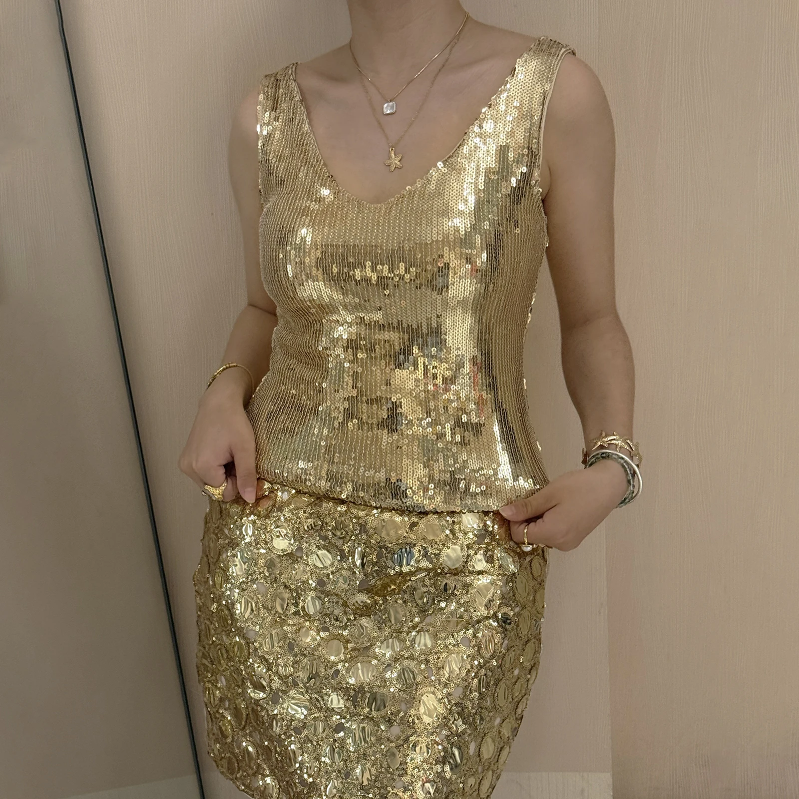 

Женские топы на бретелях с блестками и v-образным вырезом, роскошная блестящая рубашка без рукавов с золотым блеском, жилет, облегающий укороченный топ, праздничная одежда Rave
