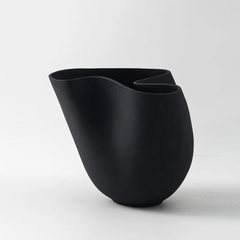 Modern light luxury minimalist style irregular special-shaped black and white ceramic flower ware high-end model room decoration