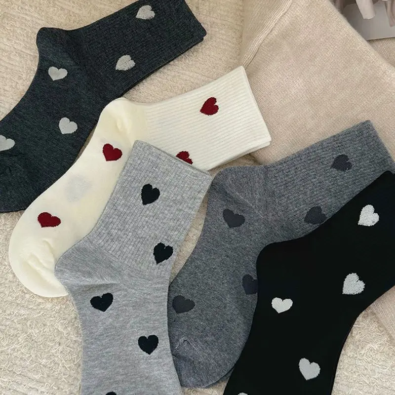 Kaus kaki motif cinta untuk wanita, kaus kaki tabung setengah adem trendi Korea, kaus kaki Hip Hop Harajuku bergaya Korea, kaus kaki lucu hadiah Natal isi 5 pasang