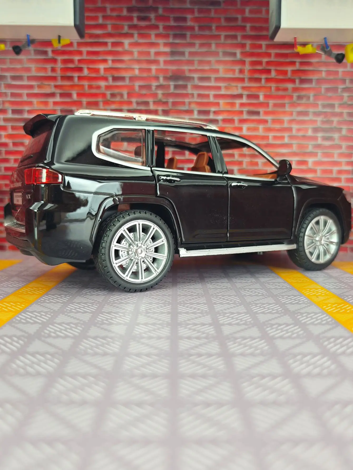 ของเล่นแบบดึงกลับ 1:24 พร้อมเสียงและแสง สามารถเปิดประตู ฝากระโปรง และฝากระโปรงท้ายได้ รถออฟโรด LC300 รุ่นอัลลอยด์ รายละเอียดมากมาย