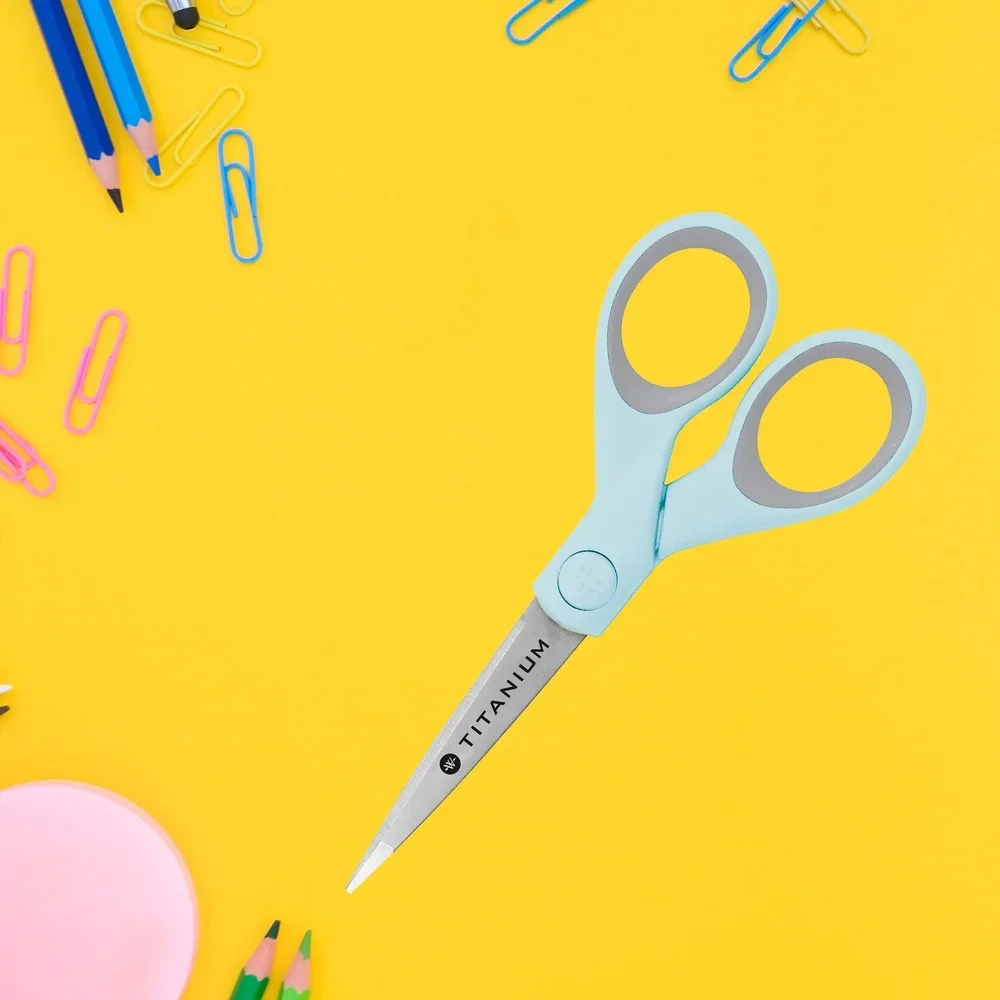 مقص صياغة من التيتانيوم ذو طرف صغير خفيف الوزن ومريح ومقاوم للتآكل وخياطة مثالية للمنزل والمكتب والفصول الدراسية