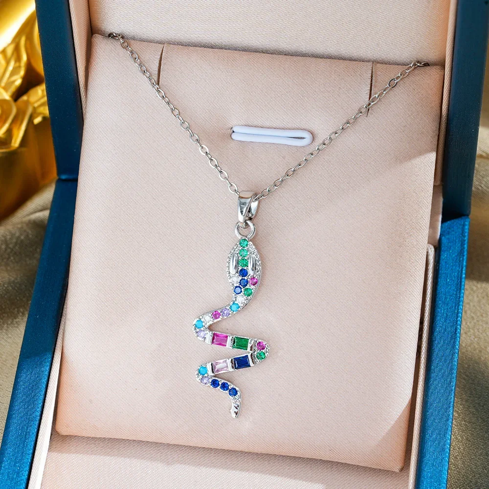 Новейшее легко инкрустированное цветное ожерелье из титановой стали со змеей и цирконом для женщин 2005 года - уникальное и многофункциональное.