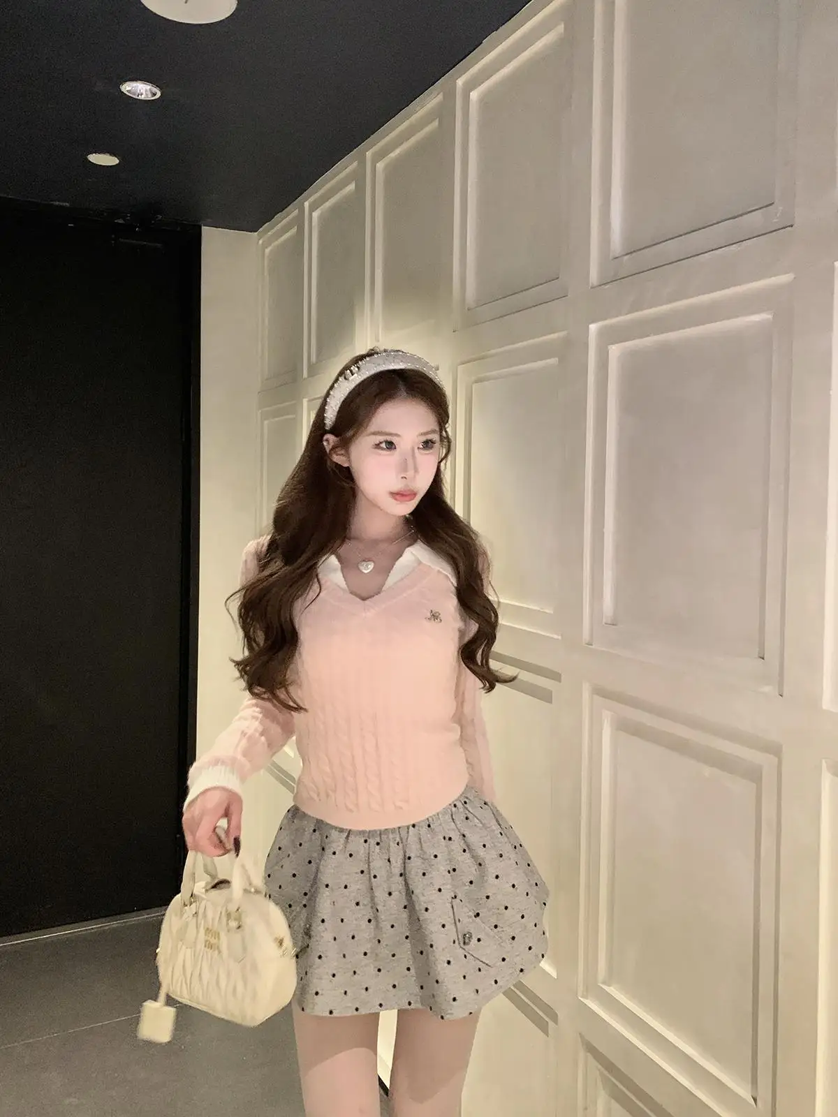 

Комплект Mochi Morning Fog Peach: вязаный свитер с V-образным вырезом и юбка в горошек с завышенной талией, осенний модный женский комплект