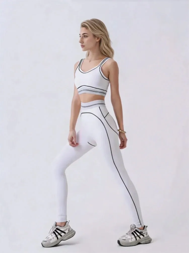 Nouvel ensemble de sport pour femme 2026 : débardeur sans manches et pantalon de fitness taille haute, effet push-up fessier et compression abdominale