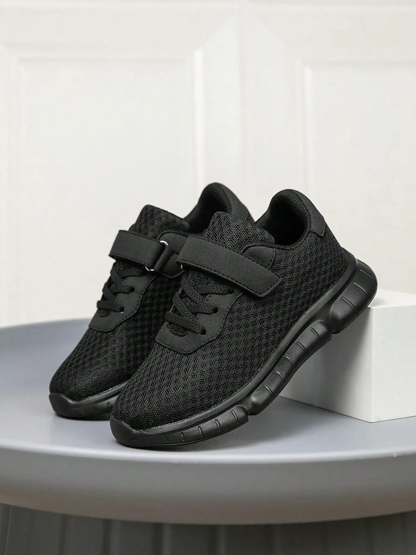 1 Pair New Kids Hook & Loop Sports Shoes, Breathable Mesh Upper, Non-Stuffy, Black, Soft Sole, Comfortable, Durable, Versatile Casual Sneakers For Boys And Girls, Ultra Lightweight, Soft Sole, Shock Absorbing
