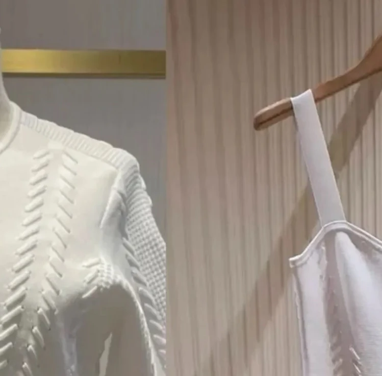 

Женский облегающий белый костюм-двойка, вязаный белый кардиган с короткими рукавами или облегающее платье на подтяжках.