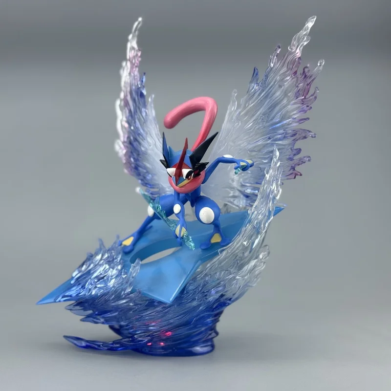 

Набор фигурок Pokémon Greninja Full Evolution с подсветкой, аниме-модель, статуэтка на подставке Clover, настольное украшение для фанатов аниме