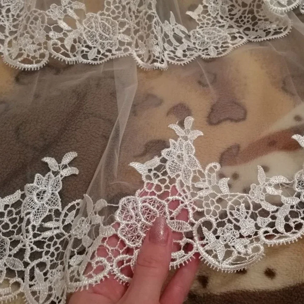 طبقتين من الحجاب الزفاف بحافة مزخرفة بالدانتيل مع مشط إكسسوارات الزفاف النسائية باللون الأبيض العاجي #4