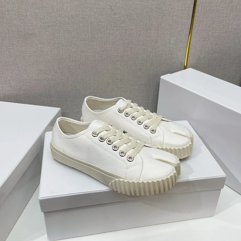 Sepatu Ujung Belah Kanvas Hel Rendah Modis 2025 Sepatu Datar Bertali Wanita Sepatu Papan Kasual dan Nyaman Sepatu Olahraga Pria