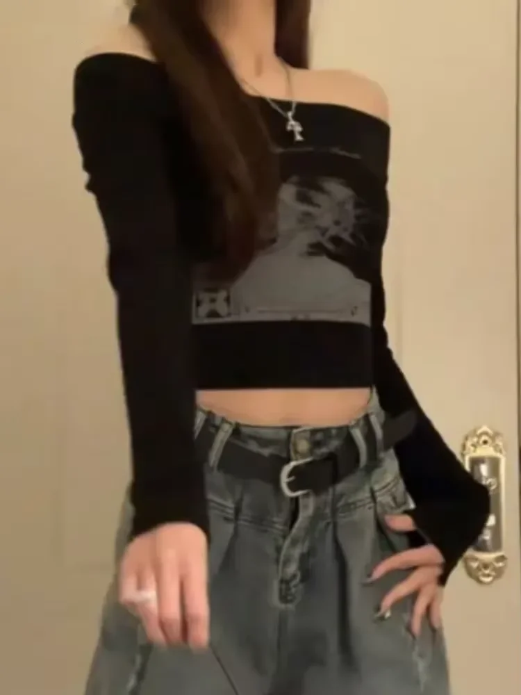 تيشيرتات نسائية سوداء برقبة مائلة وأكمام طويلة مطبوعة تي شيرت 2025 Ropa Mujer Harajuku ملابس علوية مثيرة كورية غير رسمية Y2k تي شيرت