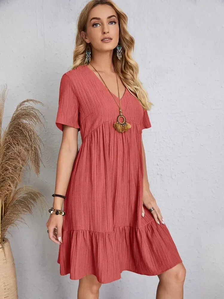 Elegantes Damen-Minikleid mit V-Ausschnitt und kurzen Ärmeln, einfarbig, locker geschnitten, mit Rüschensaum, lässiges Boho-Sommerkleid für den Urlaub am Strand. – Detail 14