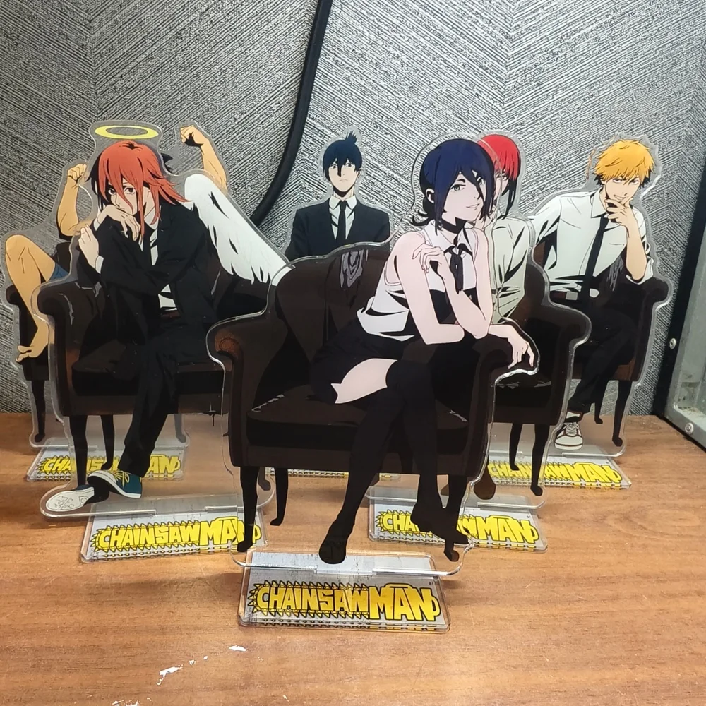 أحدث حامل أكريليك كبير من Chainsaw Man يجلس على أريكة، شخصية أنيمي، عرض مكتب، هدية قابلة للجمع لمحبيها