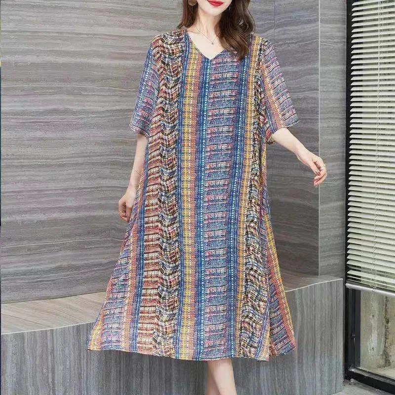 Bauchbedeckendes, altersreduzierendes Sommerkleid aus Eisseide mittleren Alters mit V-Ausschnitt und Rock in Übergröße