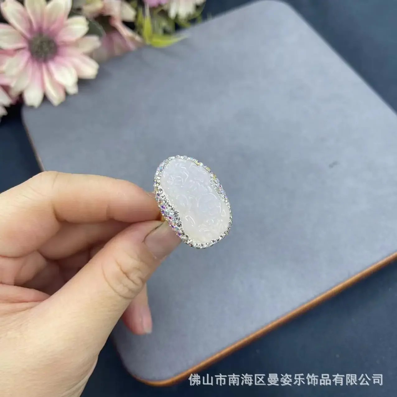 Factory direct sales natural white chalcedony agate Pip live ring, French vintage niche live broadcast hot-selling model