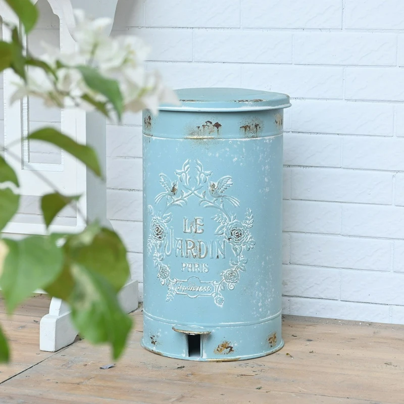 Vintage Iron Pedal Trash Can Large Capacity Outdoor Garbage Bin with Lid for Garden Courtyard Patio Decor Rust Proof Heavy Duty